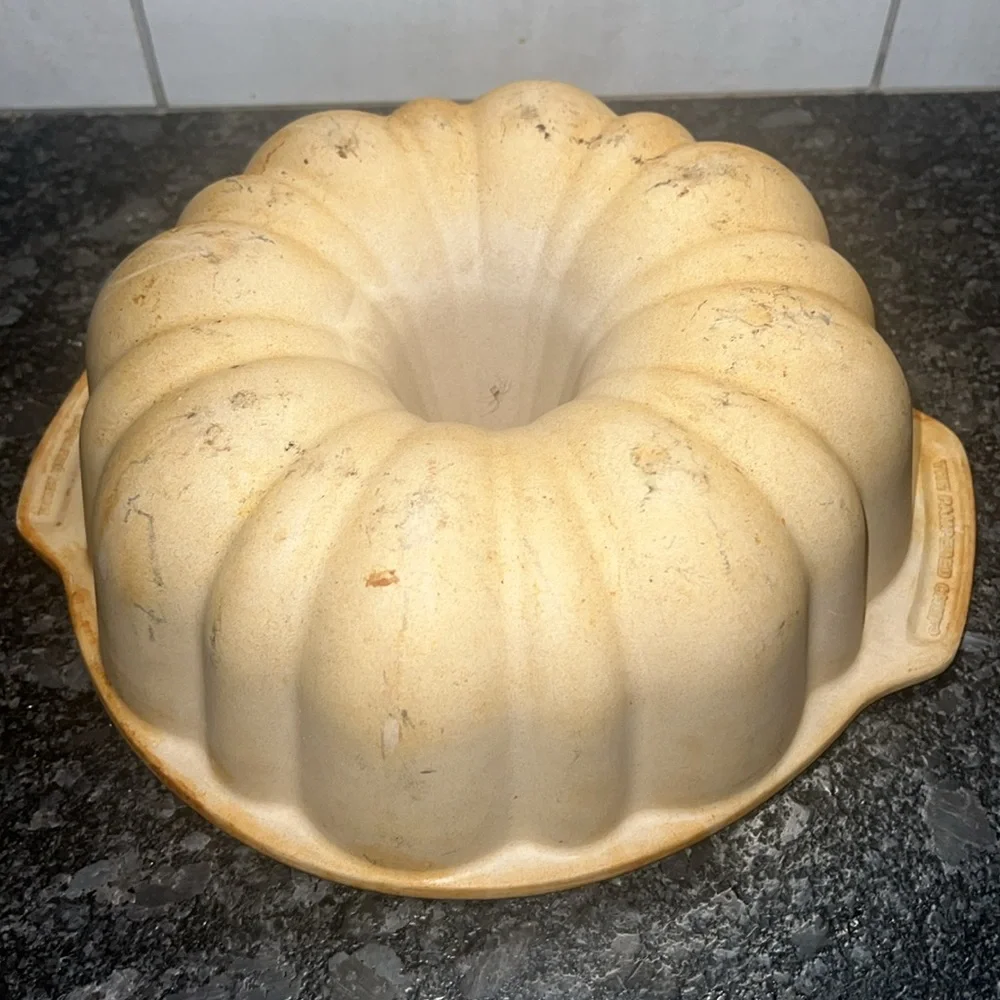 10” Pampered Chef bundt cake stone. This is almost 100% seasoned. Exc condition